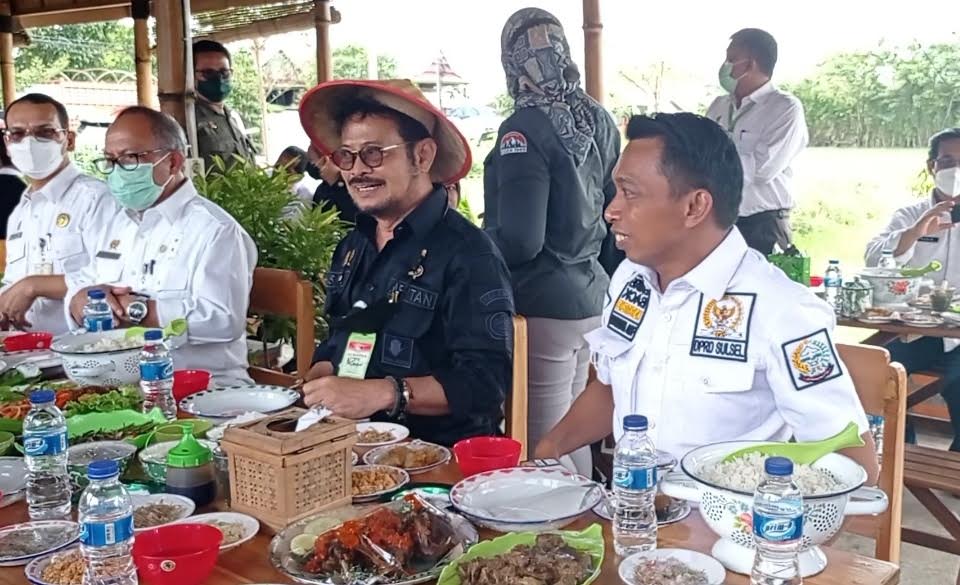 menteri-pertanian-syahrul-yasin-limpo-saat-menikmati-hidangan-bebek-palekko-goreng-di-tepi-sawah.jpg