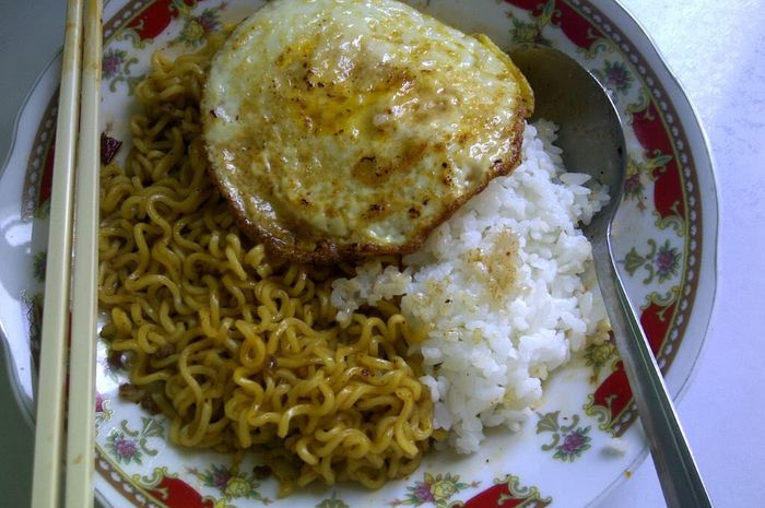 Peringatan untuk Anak Kos: Jangan Makan Nasi Campur Mi Instan dan Telur saat Sahur