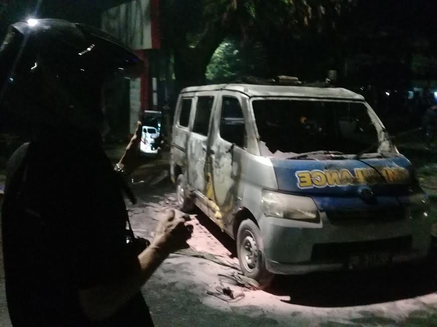 mobil-ambulans-partai-nasdem-dibakar-di-lokasi-unjukrasa-24102020.jpg