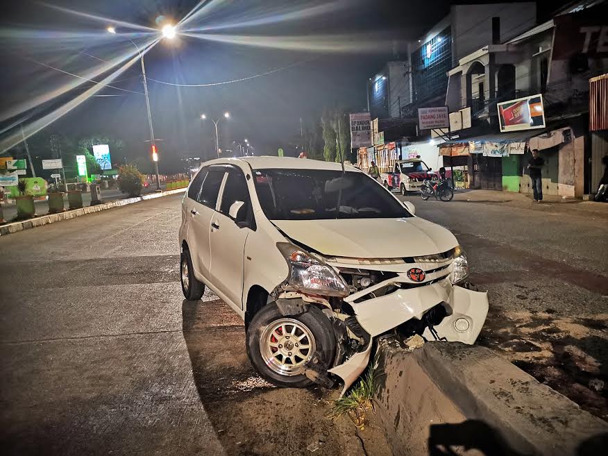 mobil-avanza-menabrak-separator-di-fly-over-jalan-urip-sumiharjo-makassar-jumat-127.jpg