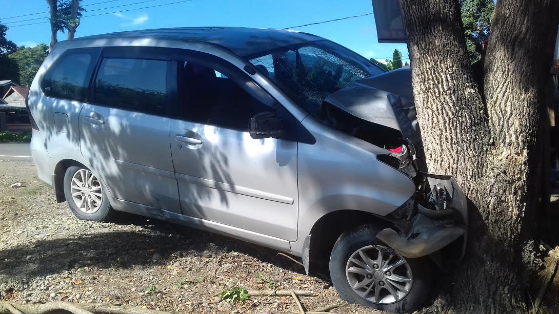 Mobil Xenia Tujuan Palopo Tabrak Pohon di Larompong, Satu Penumpang Meninggal - mobil-hancur_20170504_124744.jpg