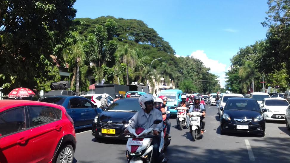 Banyak Mobil Parkir di Jalan, Jl Jenderal Sudirman Makassar Macet