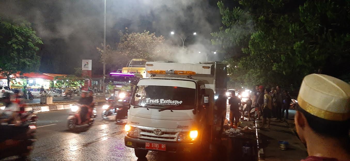 mobil-pengangkut-sampah-tangkasaki-mengeluarkan-asap.jpg