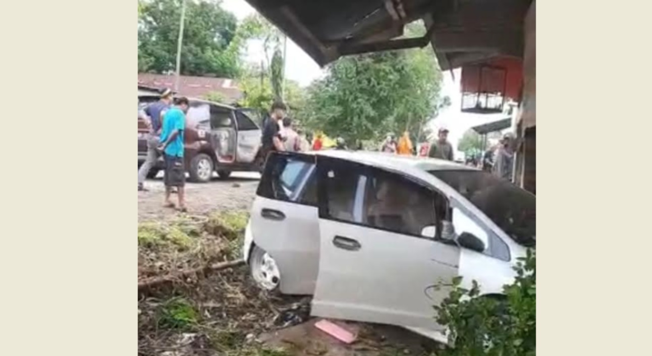 Mobil Tabrak Kios di Desa Nusa Bone, Diduga Hendak Mendahului Kendaraan di Depannya