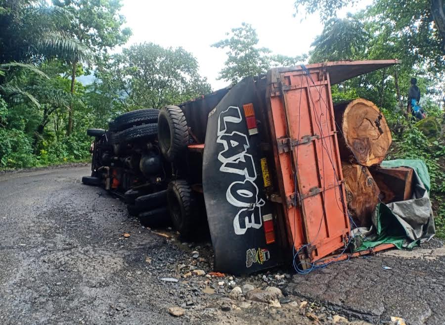 Mobil Truk 10 Roda Bermuatan Kayu Terbalik di Jalan Poros Barru Soppeng - Tribun-timur.com