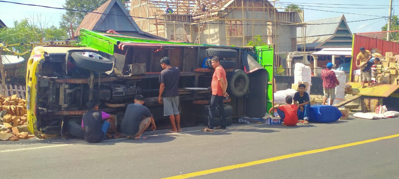 mobil-truk-yang-terguling-di-desa-kalumpang-loe-kecamatan-arungkeke-rabu-7102020-gt.jpg