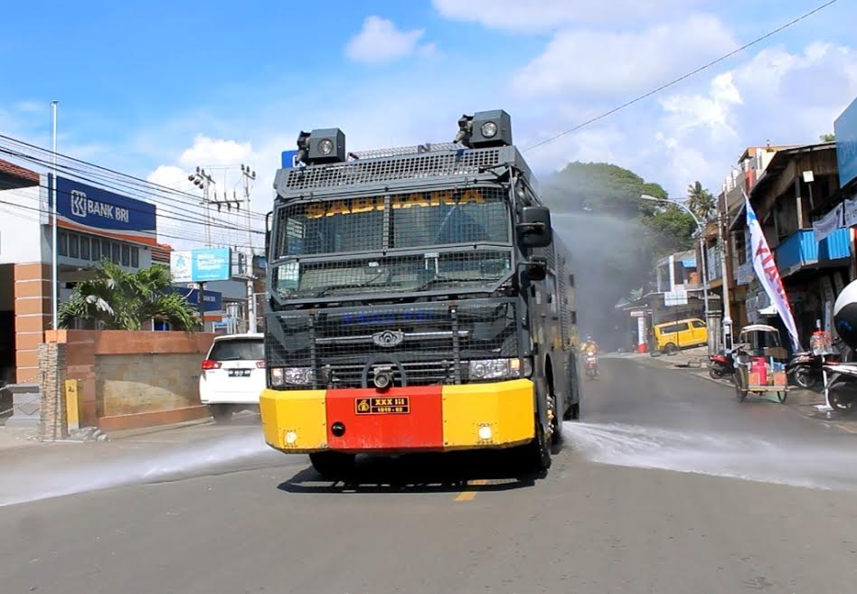 mobil-water-cannon-polres-majene-lakukan-penyemprotan-disinfekta.jpg
