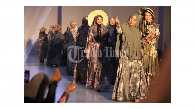 model-berpose-di-atas-catwalk-meggunakan-busana-dari-jawhara-syari-1.jpg<pf>model-berpose-di-atas-catwalk-meggunakan-busana-dari-jawhara-syari-2.jpg<pf>model-berpose-di-atas-catwalk-meggunakan-busana-dari-jawhara-syari-3.jpg<pf>model-berpose-di-atas-catwalk-meggunakan-busana-dari-jawhara-syari-4.jpg<pf>model-berpose-di-atas-catwalk-meggunakan-busana-dari-jawhara-syari-5.jpg