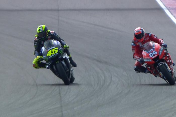 momen-saat-valentino-rossi-menyalip-andrea-dovizioso.jpg