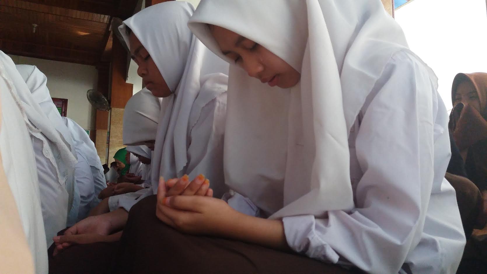 mtsn-1-makassar-menggelar-zikir-dan-doa-bersama-siswa_20170429_201823.jpg