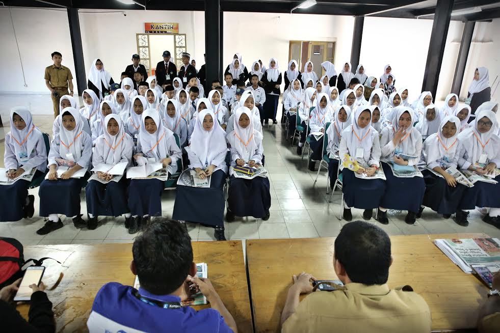 Ikut Latihan Karya Jurnalistik, 62 Calon Anggota OSIM MTsN 1 Makassar Belajar di Tribun Timur - mtsn-1-makassar3_20180205_211712.jpg