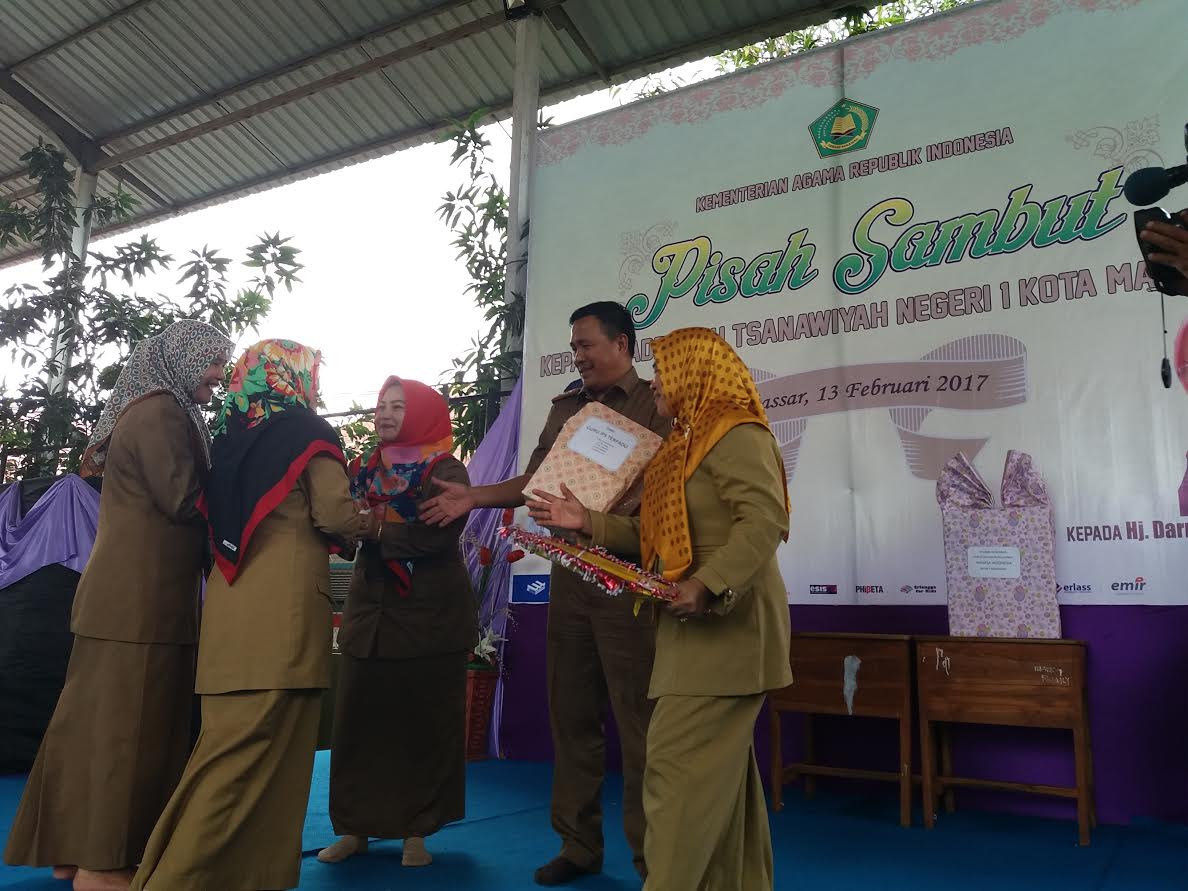 Pisah Sambut, Kepsek Rafik Banjir Kado