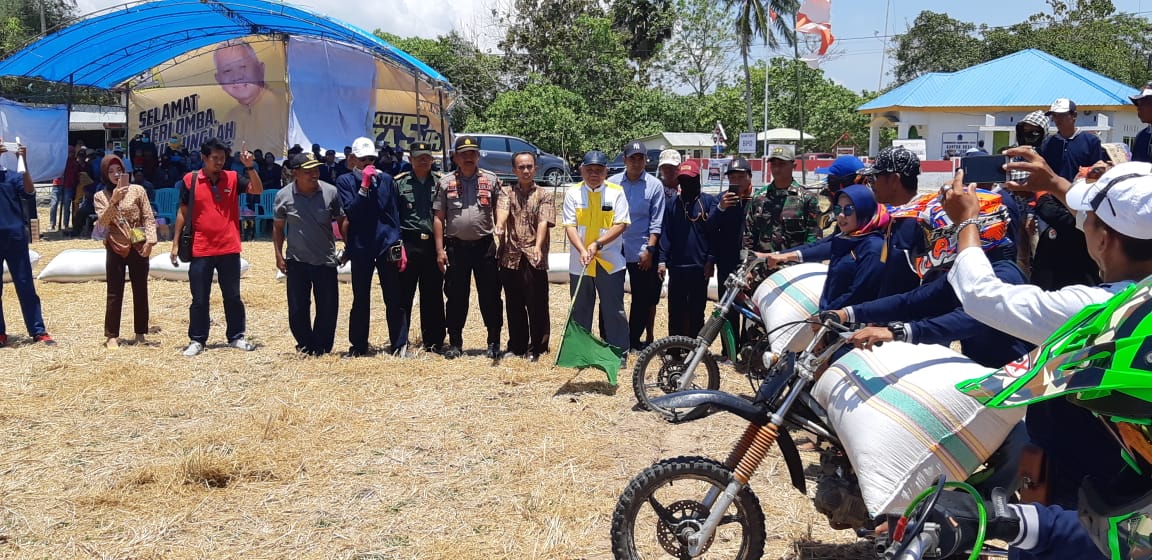 Muh Yasir Lepas Lomba Ojek Gabah Cendra di Bone