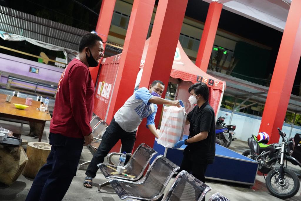 Ulang Tahun di Tengah Pandemi Virus Corona, Emir Mahasiswa Malaysia Berbagi Makanan di Makassar