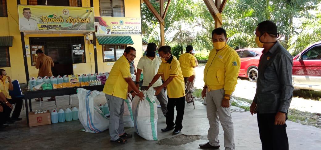 muhammad-fauzi-menyerahkan-40-set-alat-pelindung-diri-apd-untuk-puskesmas.jpg