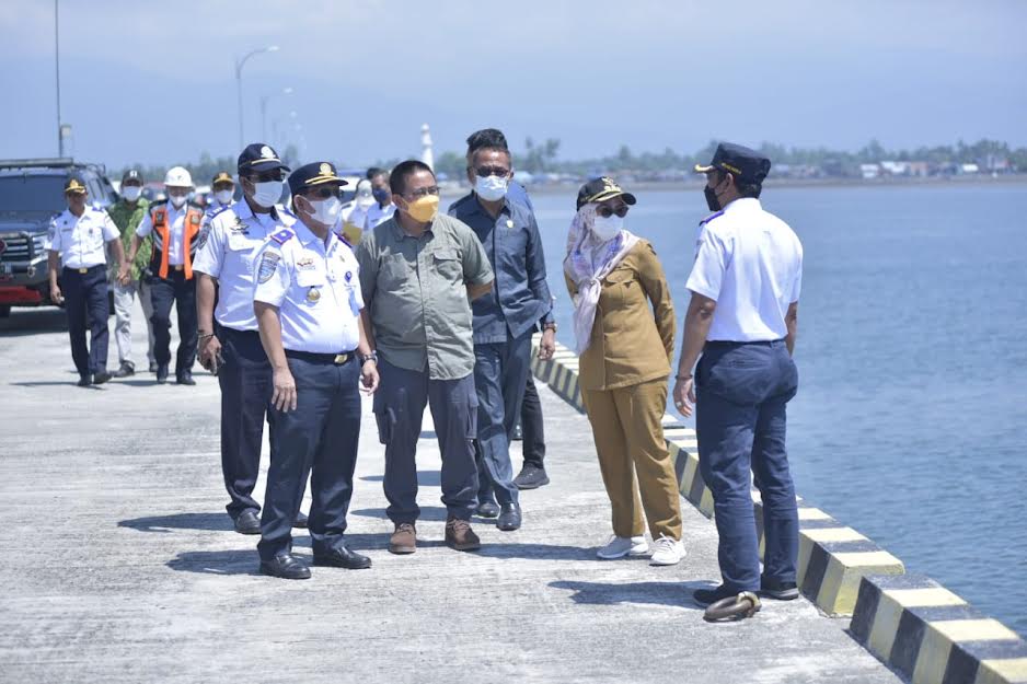 muhammad-fauzi-tengah-kunjungan-kerja-di-pelabuhan-munte-senin-25102021.jpg