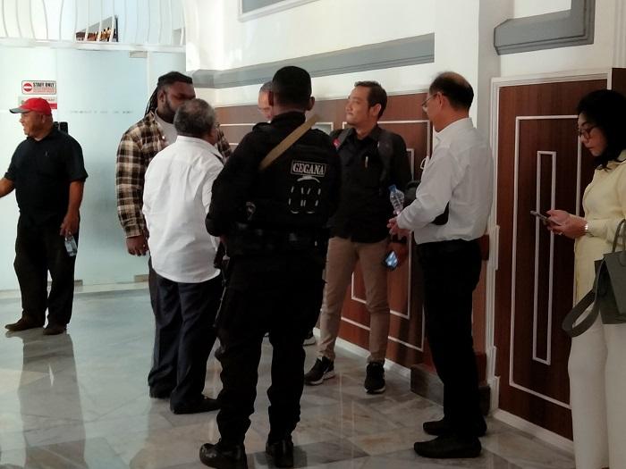 Mantan Bupati Mimika Eltinus Hadiri Sidang Vonis di Makassar, Brimob Bawa Senjata Laras Panjang