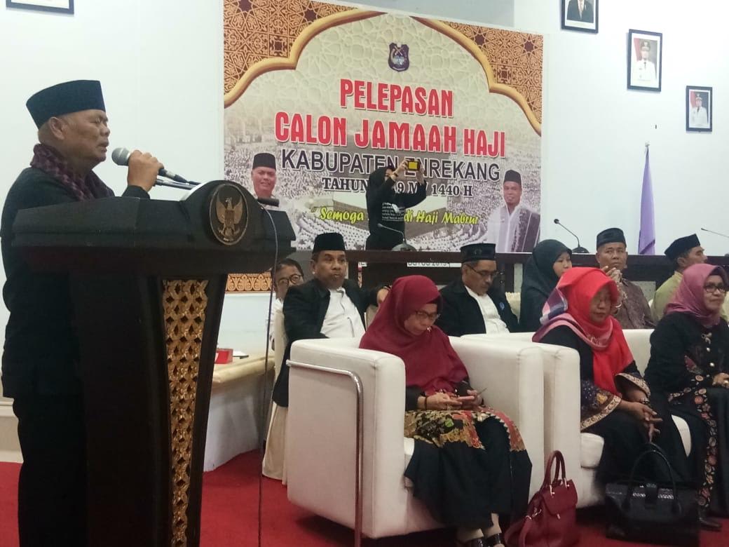 muslimin-bando-melepas-198-jamaah-calon-haji-jch-asal-kabupaten-enrekang.jpg