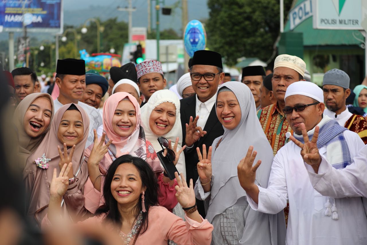 na-foto-bersama-jamaah-masjid-raya-palopo_20180615_234213.jpg