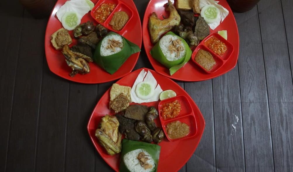 nasi-uduk-paket-a-rp-40-ribu-dilengkapi-sepotong-ayam-goreng-kampung.jpg