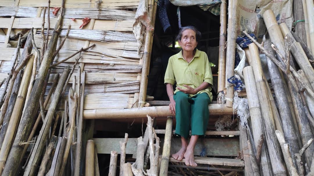 nenek-hadi-di-gubuk-miliknya-yang-bertempat-di-perbatasan-desa-tunikamasea.jpg