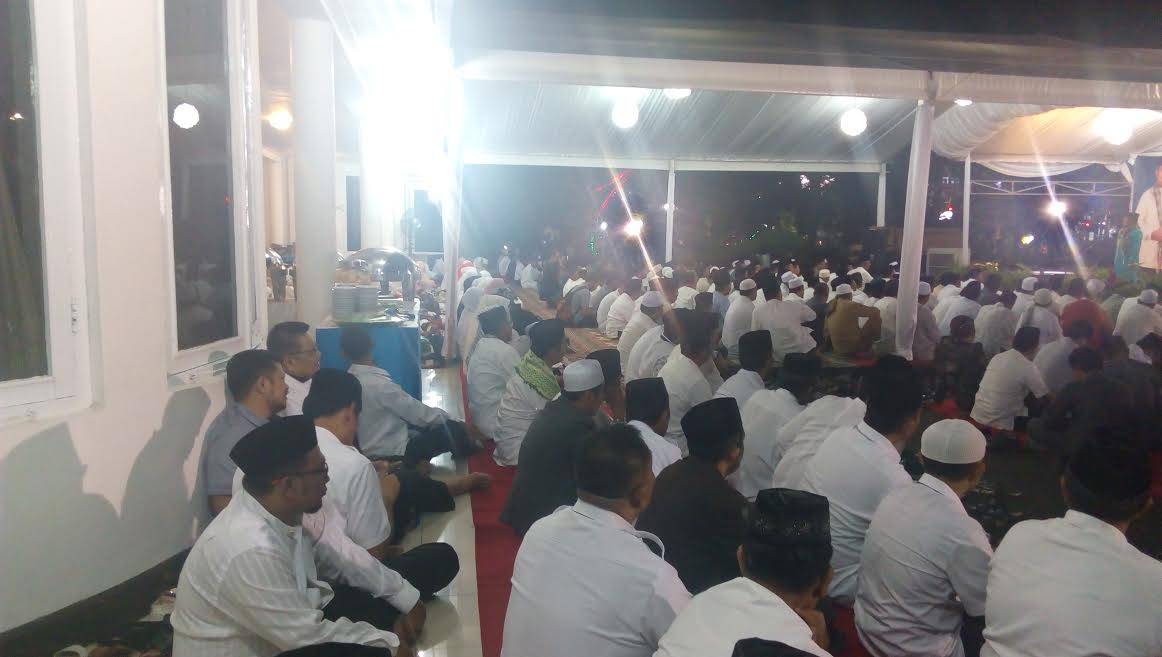 None dan Roem Duduk Berdampingan di Zikir dan Doa SYL