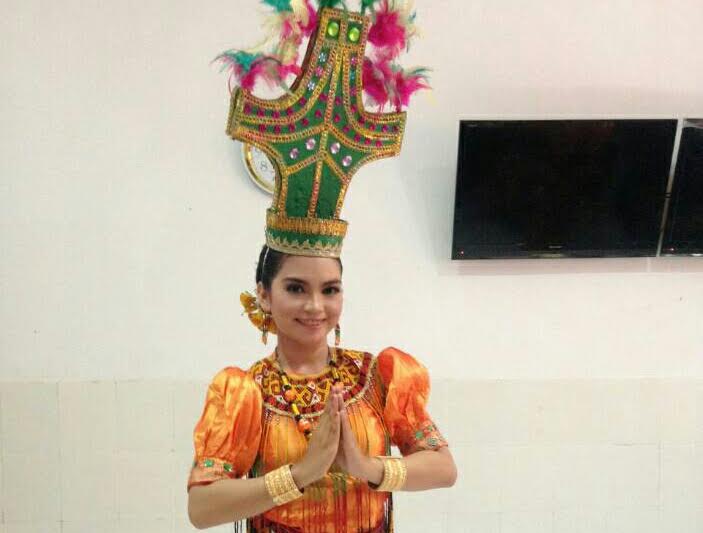 Bagi Tiga Cewek Cantik Ini, Kostum Tari Toraja Unik dan Mewah