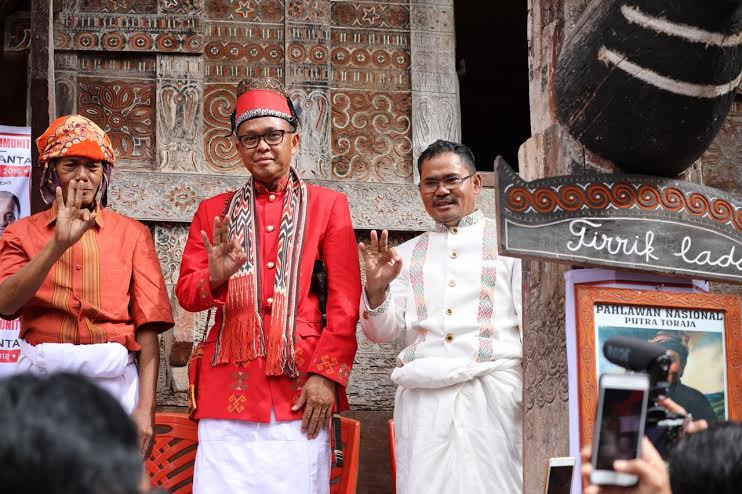 nurdin-abdullah-dikukuhkan-sebagai-tokoh-adat_20180518_113457.jpg
