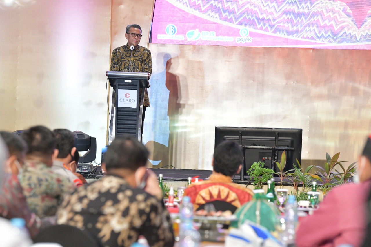 nurdin-abdullah-memberi-sambutan-pada-rapat-koordinasi-mengenai-perizinan.jpg