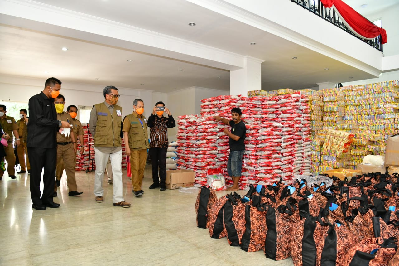 nurdin-abdullah-meminta-dinas-sosial-dinsos-sulsel-untuk-secepatnya-menyalurkan-sembako.jpg