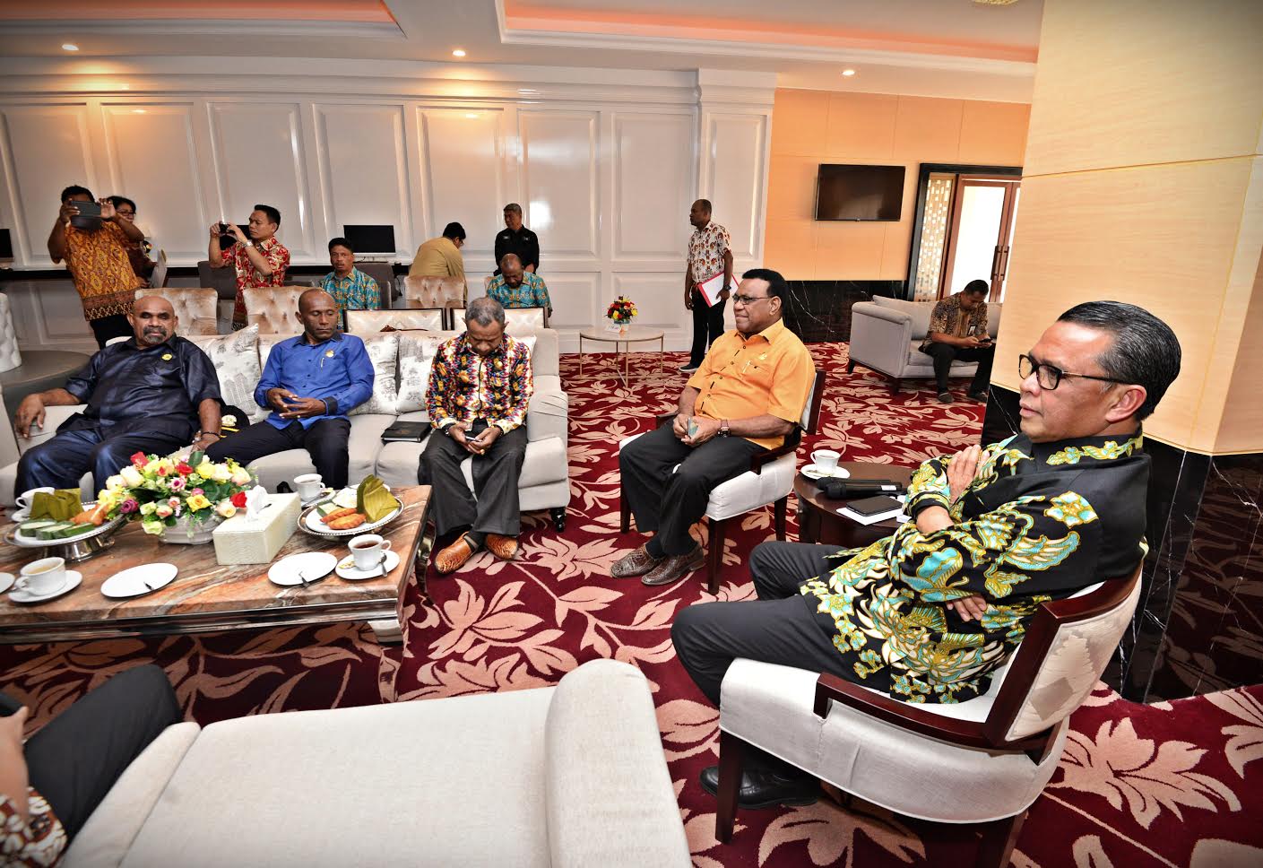 nurdin-abdullah-menerima-kunjungan-ketua-pokja-adat-majelis-rakyat-papua-mrp.jpg