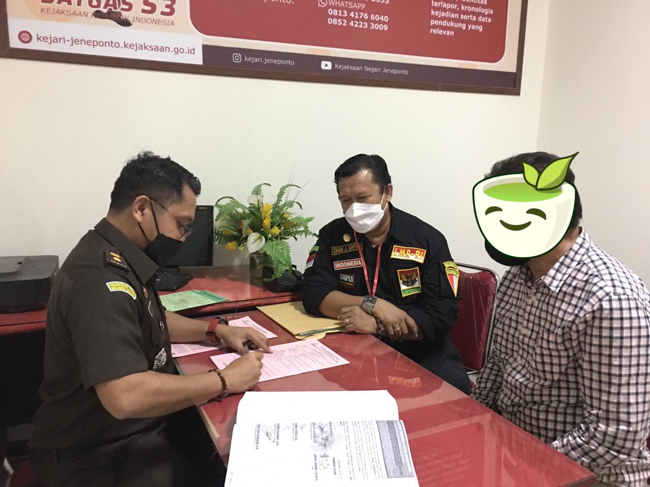oknum-kepsek-cabul-saat-diperiksa-di-kejaksaan-negeri-jeneponto-senin-2162021.jpg