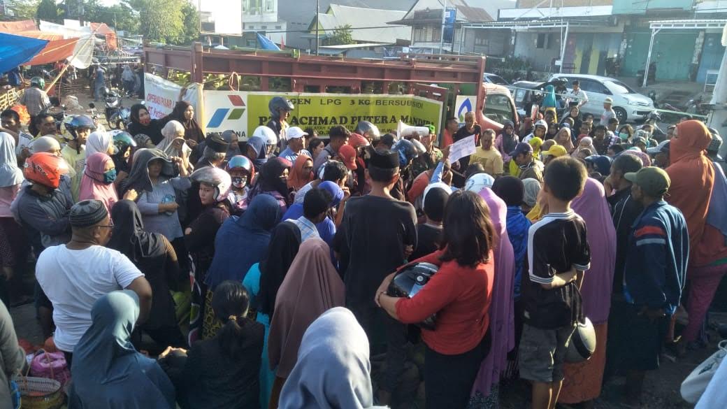 operasi-pasar-terkait-kelangkaan-lpg-3-kg-di-pasar-tempe.jpg