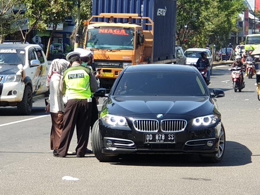 Jaring Mobil Mewah Saat Operasi Patuh, Samsat Makassar II Raup Rp 577 Juta