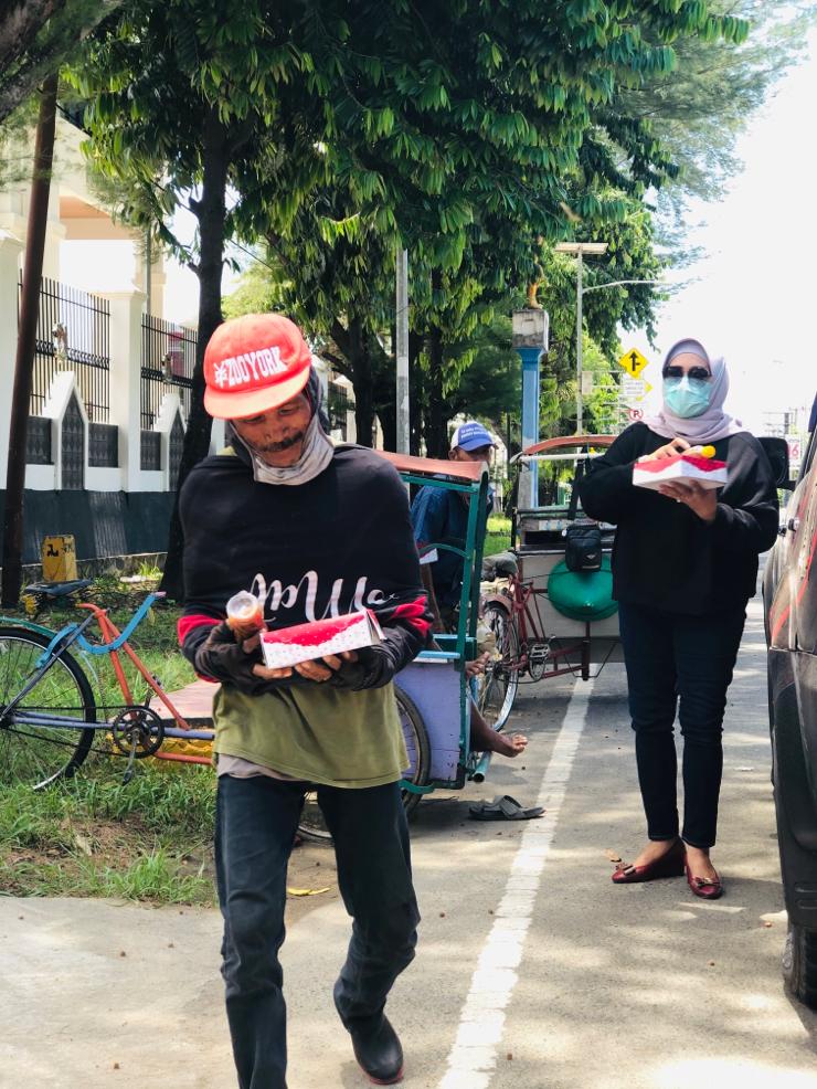 Owner Home Stay Kita Mamuju Berbagi Minuman Herbal ke Tukang Becak di Tengah Pandemi Covid-19