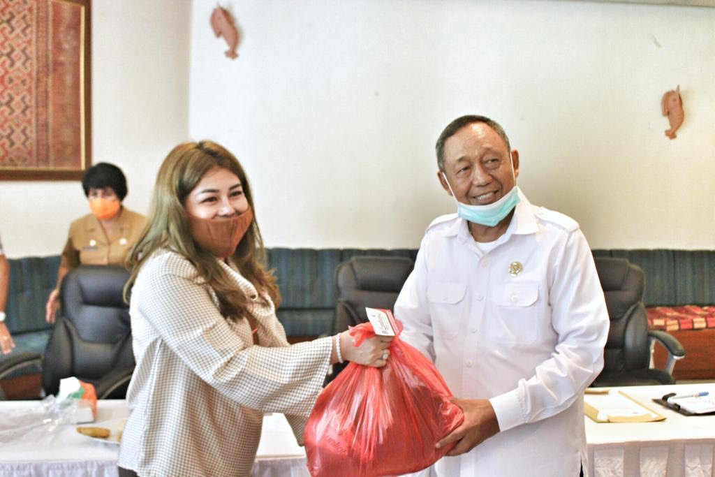 owner-hotel-lembang-mery-lembang-menyerahkan-ratusan-bingkisan-bantuan-sembako.jpg