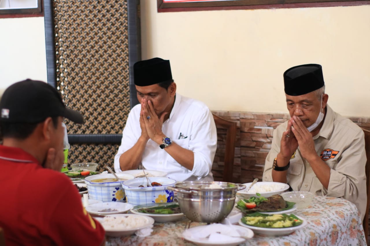 owner-rumah-makan-rm-melati-umrah-rukmana-yang-menegaskan-sikap-ss-ak.jpg