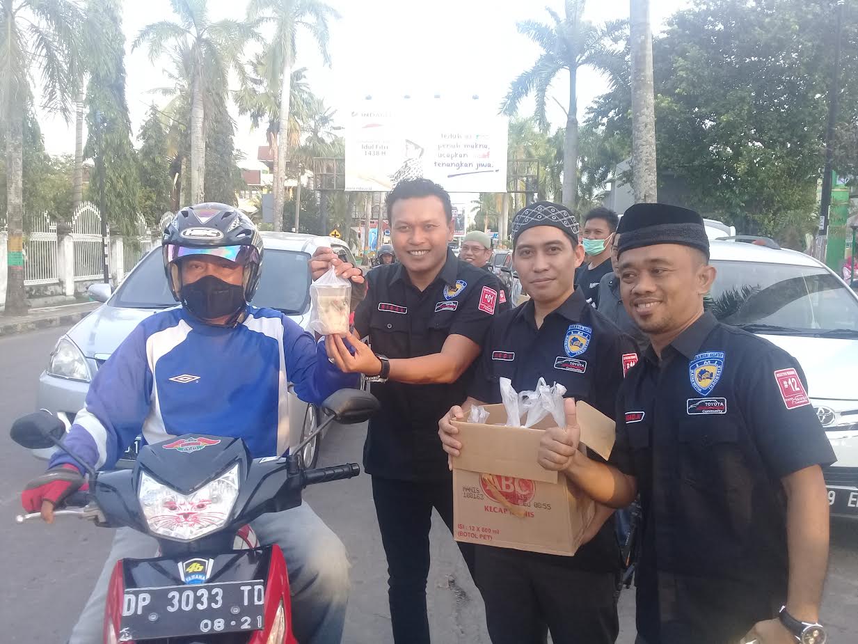TAC Palopo Bagi Takjil Geratis di Jalan Jendral Sudirman
