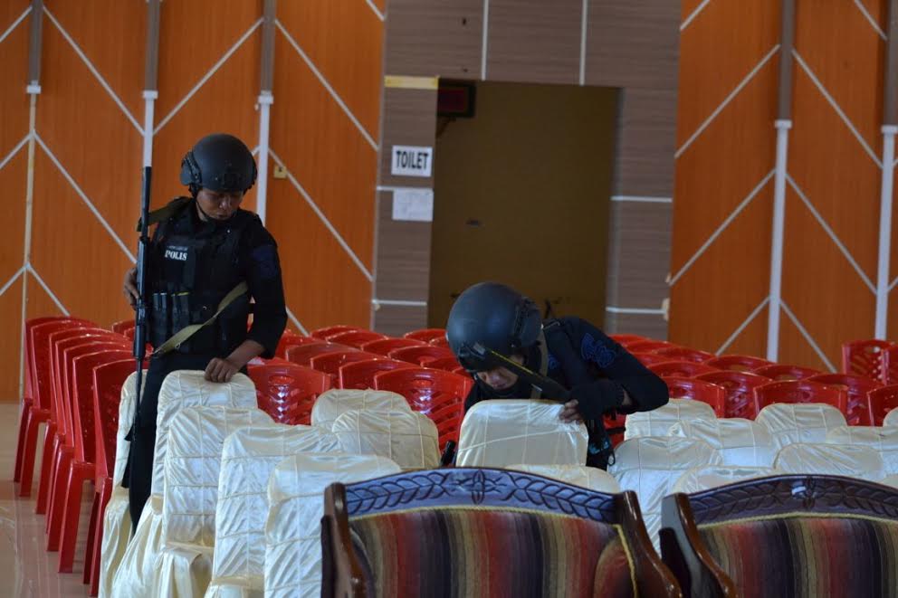 Jelang Pengundian Nomor Urut Pilwali Palopo, Begini Pengamanan Brimob di Gedung SCC