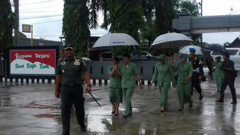 Pangdam Ogah Dipayungi di Markas Kodim 1420 Sidrap, Disambut Tari Padduppa - pangdam-di-sidrap-tiba_20160301_132149.jpg