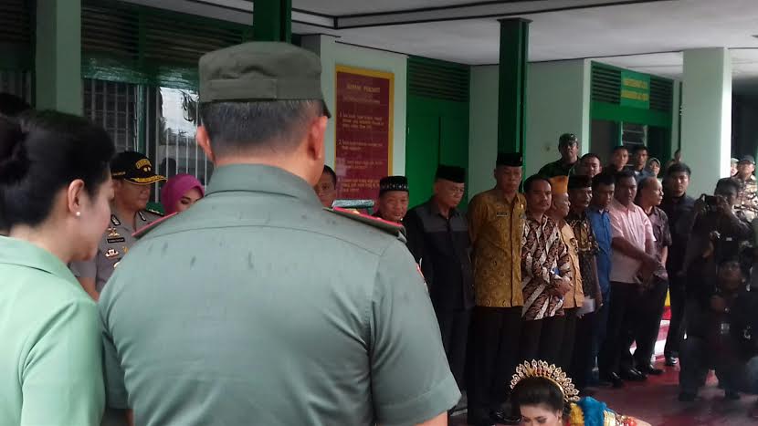Pangdam Ogah Dipayungi di Markas Kodim 1420 Sidrap, Disambut Tari Padduppa - pangdam-disambut-padduppa_20160301_131911.jpg