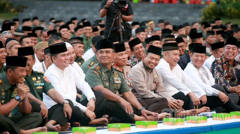 pangdam-hasanuddin-mayjen-tni-surawahadi-bersama-kapolda-irjen-pol-hamidin.jpg