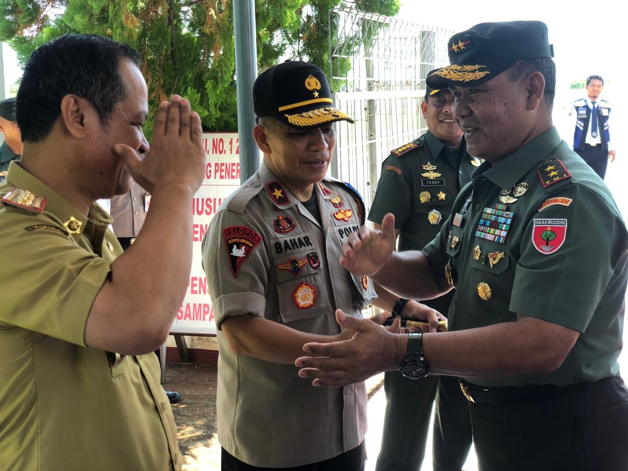 pangdam-xiv-hasanuddin-mayjen-tni-surawahadi-disambut-di-bandara.jpg