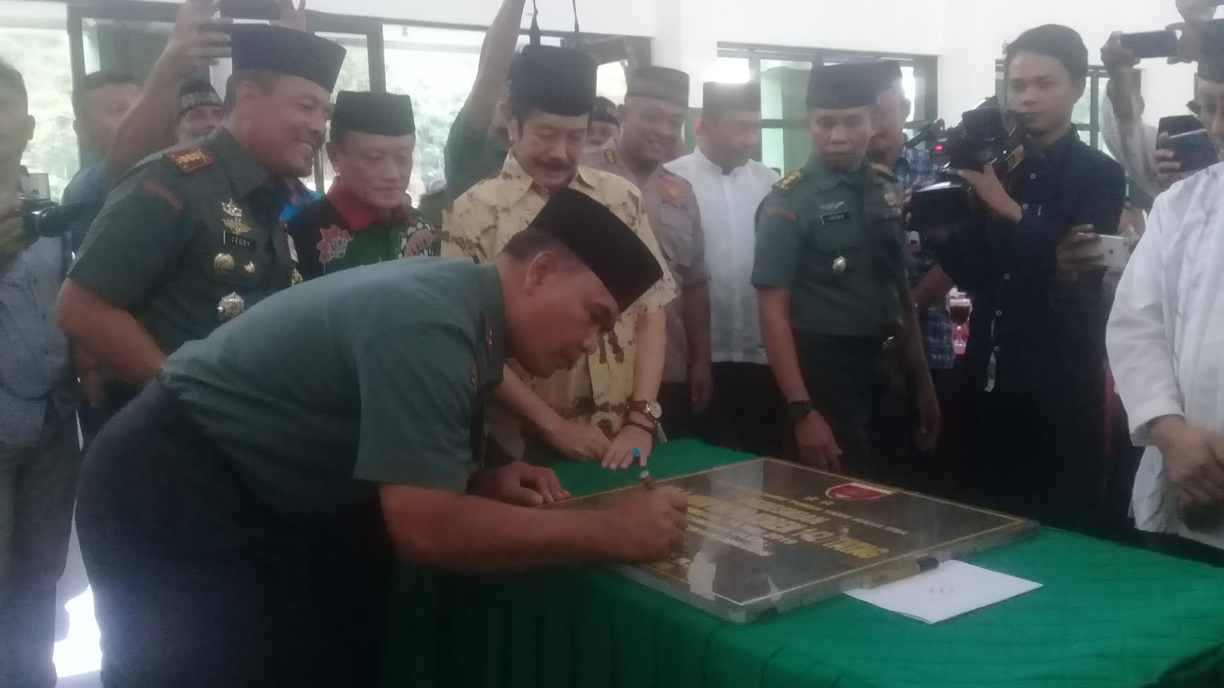 pangdam-xiv-hasanuddin-mayjen-tni-surawahadi-meresmikan-aula-andi-depu-korem-142-tatag.jpg