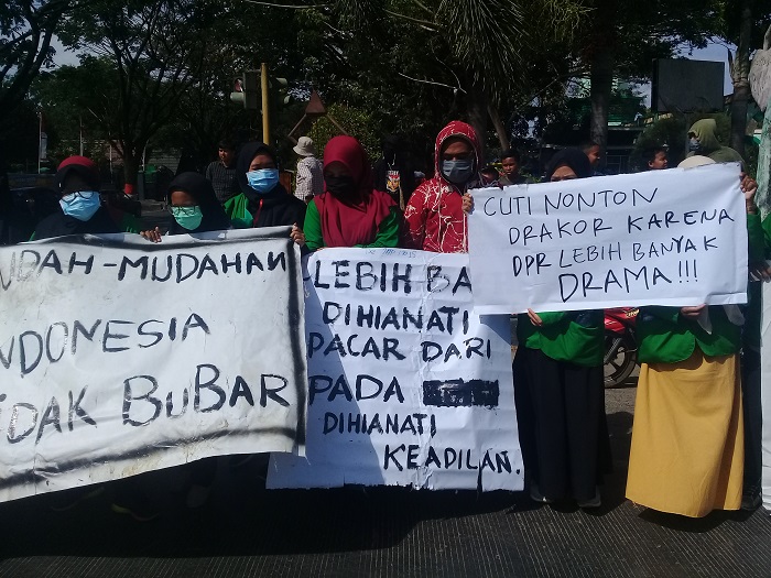 pangkep-aksi-unjuk-rasa-di-depan-taman-musafir.jpg