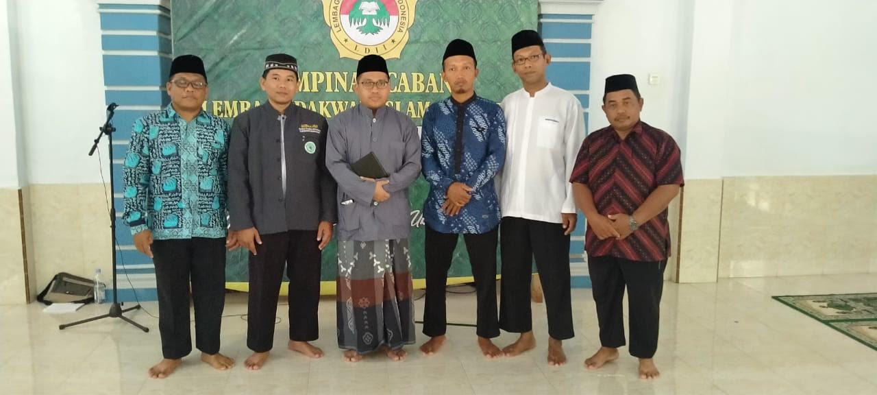 panitia-pelaksana-musda-mui-sulbar-melakukan-foto-bersama.jpg