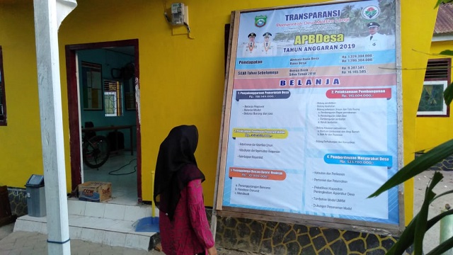 Pemdes Mattiro Langi Pasang Papan Transparansi Dana Desa