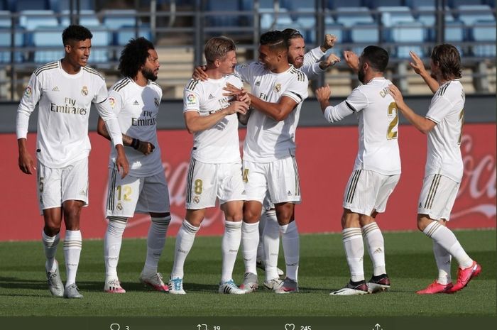 para-pemain-real-madrid-mengerubungi-toni-kroos-setelah-sukses-membobol-gawang-eibar-1.jpg
