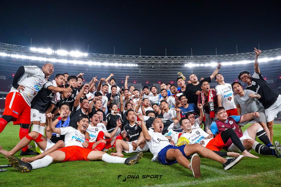 para-pemain-superbad-fc-berfoto-bersama-usai-trofeo-internal-superbad-di-jakarta.jpg