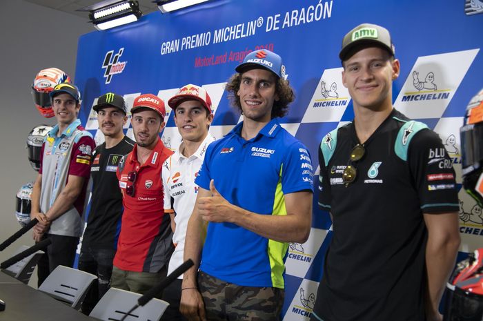 para-pembalap-motogp-berpose-pada-konferensi-pers-jelang-motogp-aragon1.jpg